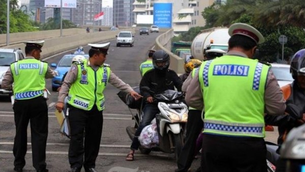 Polisi melakukan penilangan pada kendaraan yang melanggar. (beritaterkini.co)-1636447901