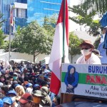 Aksi buruh tolak aturan baru pencairan dana JHT di Kalsel-1645613292