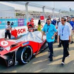 Ketua MPR RI Bambang Soesaty (kiri) bersama Gubernur DKI Jakarta Anies Baswedan (kanan) mendampingi Presiden Joko Widodo-1654358338