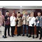 Wakil Ketua MPR Hidayat Nur Wahid (tengah) bersama para pengurus Forum Silaturahim Lembaga Dakwah Kampus (FSLDK) Se-Jadebek-1666074810