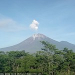 Aktivitas Gunung Semeru yang terpantau dari Pos Pengamatan Gunung Api (PPGA) Semeru di Gunung Sawur, Selasa (6/12/2022). (ANTARA/HO-PVMBG)-1670294367