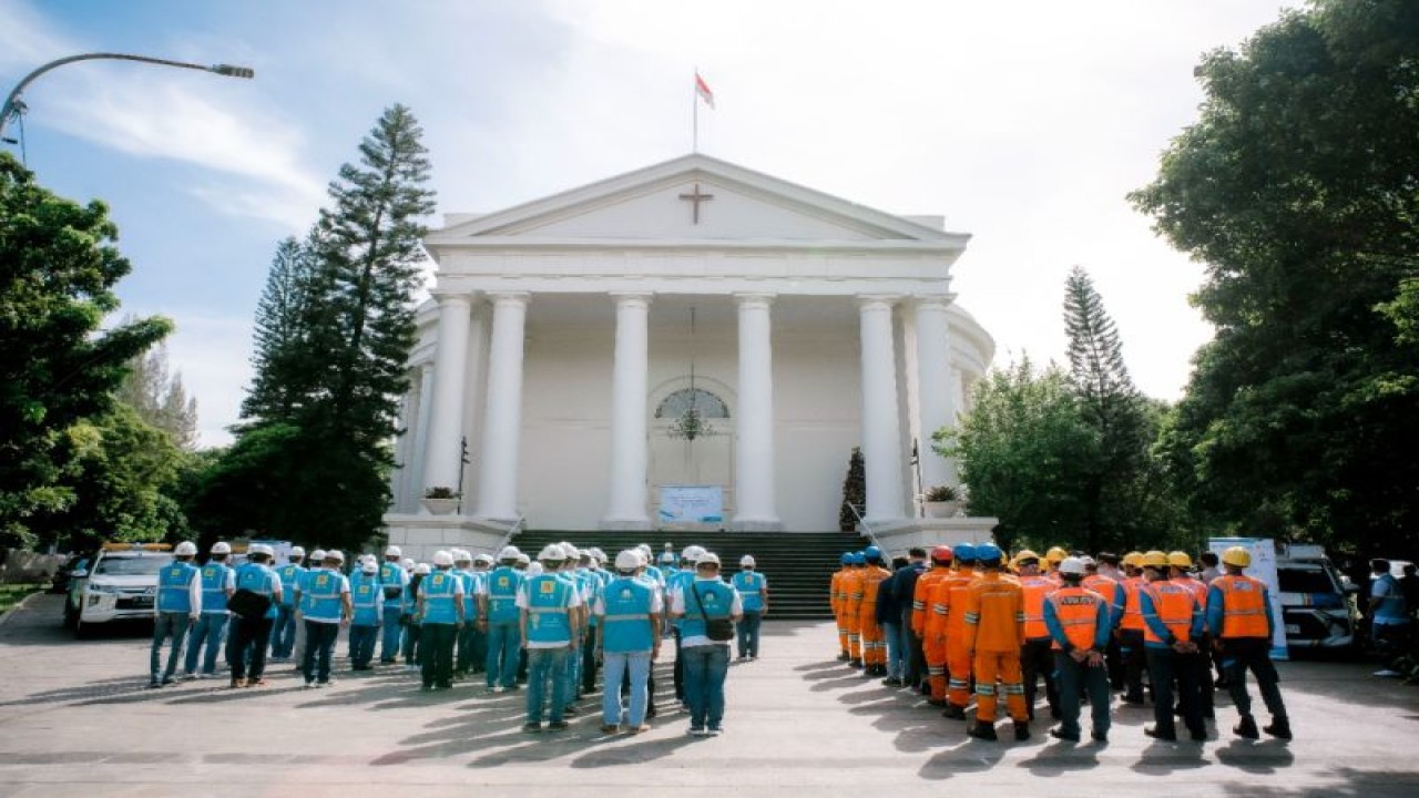 Situasi apel siaga pasokan listrik jelang perayaan Natal dan Tahun Baru 2023 oleh PLN UID Jakarta Raya di halaman Gereja Immanuel, Jakarta, Selasa (13/12/2022). ANTARA/HO PLN UID Jakarta Raya