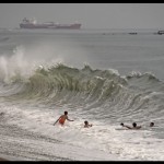 Arsip Foto. Anak-anak bermain saat gelombang menghempas pinggiran Pantai Meninting di Kecamatan Batulayar, Lombok Barat, NTB. (ANTARA FOTO/AHMAD SUBAIDI)-1671762895