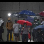 Arsip Foto. Warga menggunakan payung saat hujan mengguyur area sekitar Stasiun MRT Dukuh Atas BNI di Jakarta. (ANTARA/ADITYA PRADANA PUTRA)-1671588593