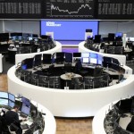 Arsip - Grafik indeks harga saham Jerman DAX terlihat di bursa saham di Frankfurt, Jerman, Senin (8-11-2021). ANTARA FOTO/REUTERS/Staff/WSJ/cfo-1671076517