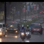 Arsip - Pengendara menerobos hujan lebat saat melintas di jalan protokol Palembang. (ANTARA/Nova Wahyudi/pri)-1671503469