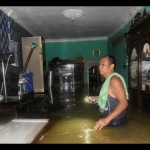 BANJIR DI KOTA MEDAN. Warga memeriksa rumahnya yang tergenang banjir di Kamping Aur, Medan, Sumatera Utara, Jumat (18/11/2022). (Dok ANTARA)-1672193808