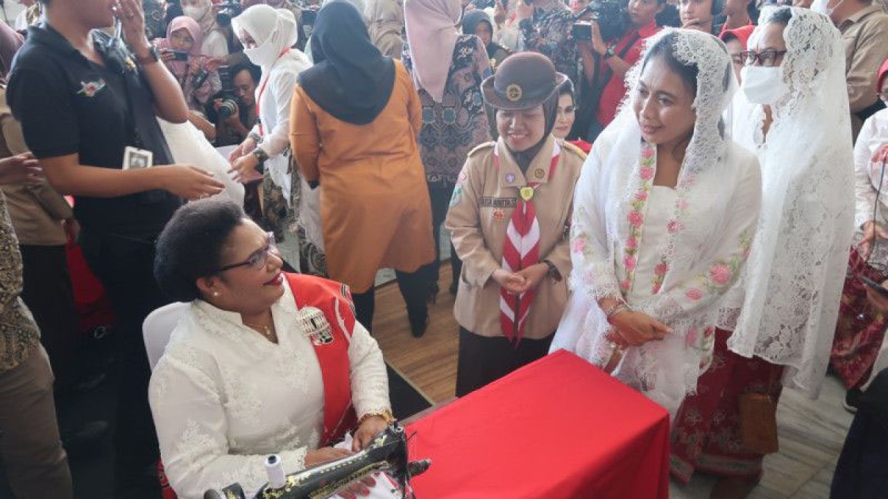 Menteri Pemberdayaan Perempuan dan Perlindungan Anak Bintang Puspayoga (kanan) berbincang dengan Pejabat Gubernur Papua Tengah Ribka Haluk (kiri) dalam kegiatan menjahit bendera merah putih di Balai Raya Semarak, Bengkulu, Rabu (21/12/2022). (ANTARA/Sugiharto purnama)