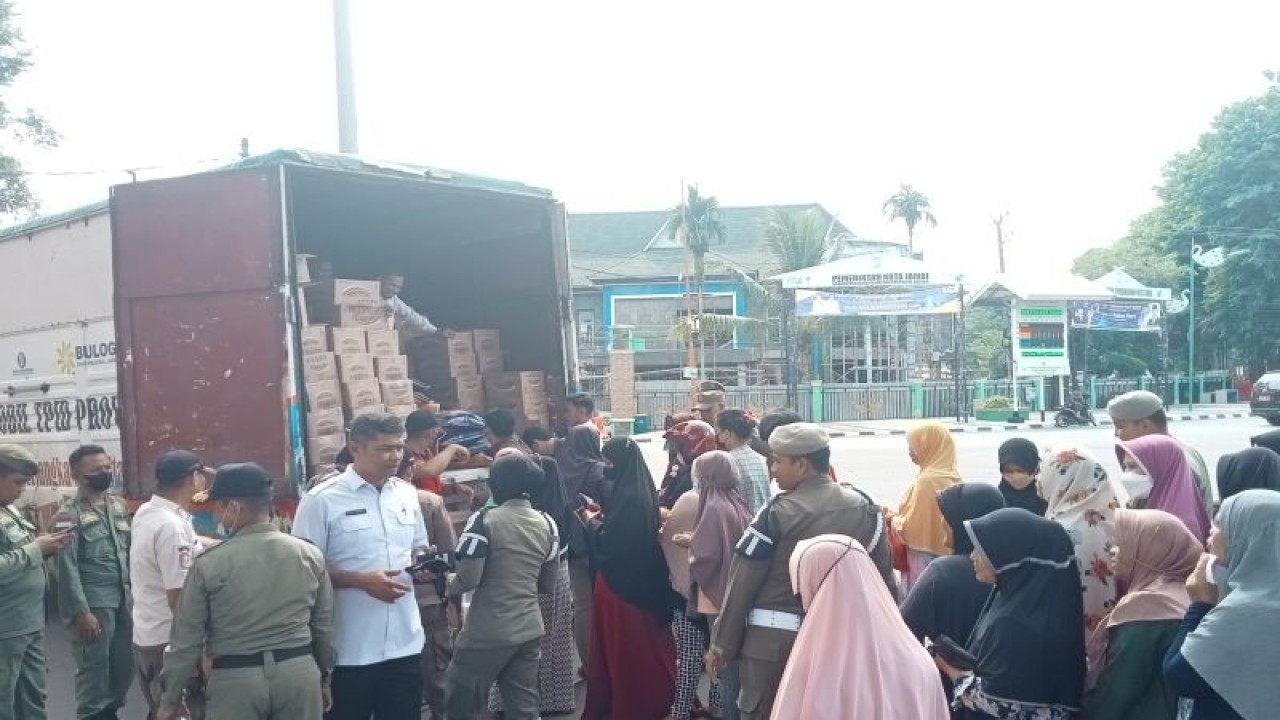 Masyarakat antusias membeli beras premium dan minyak goreng di operasi pasar, yang diadakan TPID Kota Jambi dan Perum Bulog Jambi menjelang Natal dan Tahun Baru di Kota Jambi, Jambi, Rabu (21/12/2022). ANTARA/Tuyani