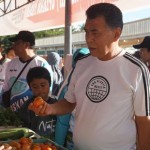 Bupati Natuna, Wan Siswandi saat melakukan peninjauan operasi pasar murah di Pantai Piwang, Natuna, Ahad (18/12) (ANTARA/HO-Kominfo Natuna/Cherman)-1671356659