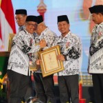 Bupati Sambas, Satono menerima penghargaan Anugerah Dwija Praja Nugraha dari PGRI (ANTARA/Imbran)-1670215904