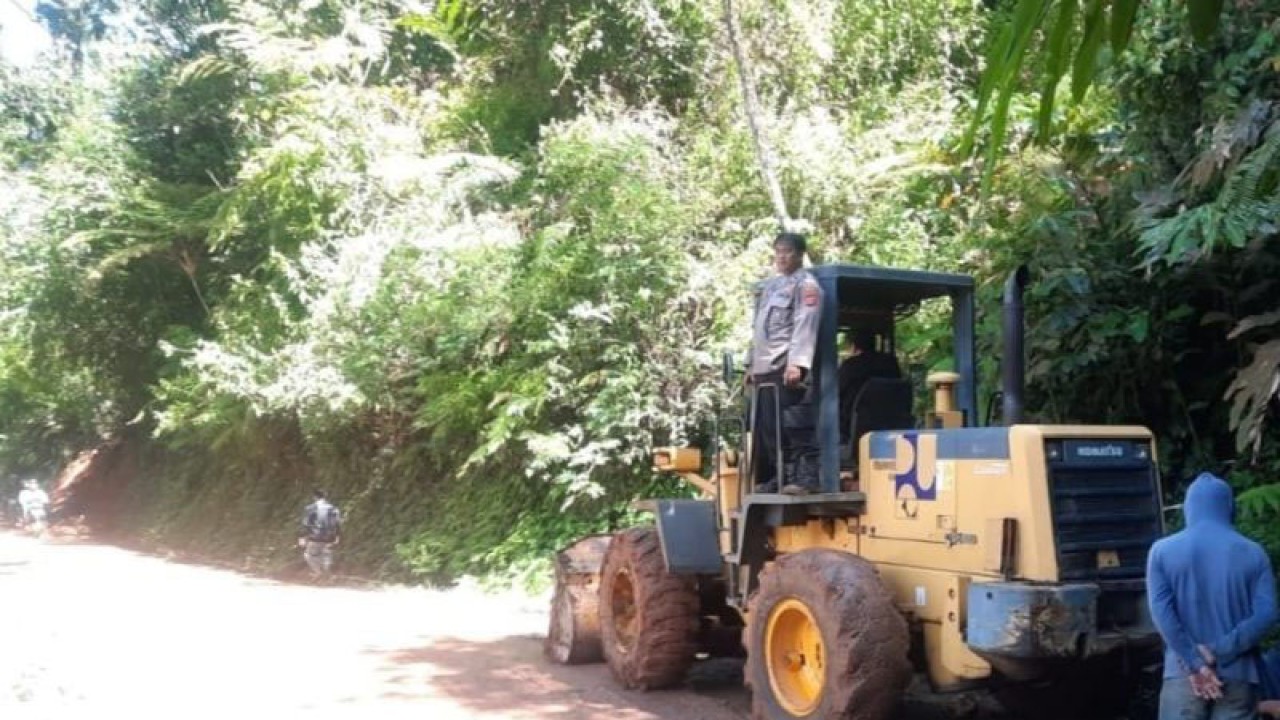 Petugas dari PUTR Cianjur, Jawa Barat, menuntaskan penanganan longsor yang menutup jalur menuju selatan Cianjur, tepatnya di Kecamatan Sukanagara, sudah dapat dilalui kembali, Rabu (21/12/2022).(ANTARA/Ahmad Fikri). (Ahmad Fikri)