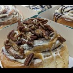 Cinnamon roll dengan kacang pecan dan saus karamel di Cinnabon, Summarecon Mall Kelapa Gading, Jakarta, Selasa (27/12/2022) (ANTARA/Nanien Yuniar)-1672202150