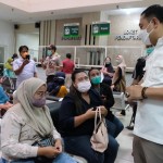 Foto Arsip - Wali Kota Surabaya Eri Cahyadi saat menemui warga berobat di RSUD Soewandhie, Kota Surabaya. (ANTARA/HO-Diskominfo Surabaya)-1672373158