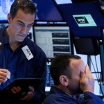 Foto Dokumen: Para pedagang bekerja di lantai New York Stock Exchange (NYSE) di New York City, AS, 1 Juni 2022. ANTARA/REUTERS/Brendan McDermid-1672366376