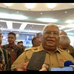 Gubernur Sulawesi Tenggara Ali Mazi (kanan) didampingi Plt Kepala DJPb Sultra Syaiful, di Kendari, Senin (5/12/2022). ANTARA/Harianto-1670297730
