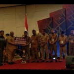 Gubernur Sultra Ali Mazi menyerahkan piala dan uang tunai bagi desa yang menjuarai lomba desa tematik tingkat provinsi, Senin (5/12/2022) (ANTARA/Harianto)-1670292340