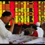 Ilustrasi - Investor melihat layar komputer yang menunjukkan informasi saham di sebuah rumah broker di Shanghai. ANTARA/REUTERS/Aly Song/aa.-1671506152