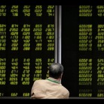 Ilustrasi - Investor memantau pergerakan Indeks Shanghai di Bursa Saham China. ANTARA/REUTERS/Jason Lee/aa.-1672108688
