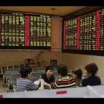 Ilustrasi - Para investor bermain kartu selama perdagangan tengah hari di Bursa Saham China. ANTARA/REUTERS/Aly Song/aa.-1672133005