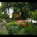 Ilustrasi - Pengendara sepeda motor melintasi Jalan Jenderal Soedirman, Purwokerto, di tengah guyuran hujan. ANTARA/Sumarwoto-1672374913