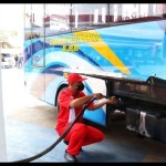 Ilustrasi - Petugas SPBG mengisi bahan bakar gas kendaraan bus. ANTARA/HO-Kementerian ESDM.-1671595847