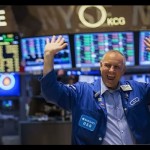 Ilustrasi - Reaksi pialang di lantai Bursa Saham New York, Amerika Serikat. ANTARA/REUTERS/Brendan McDermid/aa.-1671505942