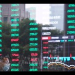 Ilustrasi - Seorang pria yang mengenakan masker terlihat di dalam gedung Bursa Efek Shanghai, China. ANTARA/REUTERS/Aly Song/aa.-1672024885