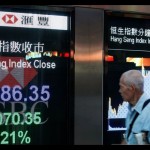 Ilustrasi - Seorang warga memperhatikan pergerakan saham di China. ANTARA/Reuters/aa.-1671589928