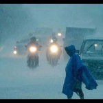 Ilustrasi. Seorang warga menyeberangi jalan raya yang sedang diguyur hujan. (FOTO ANTARA/ Wahyu Putro A)-1671588814