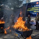 Kantor Pajak Semarang menghancurkan rokok ilegal akibat represi 2022 di Semarang, Selasa. (ANTARA/ I.C.Senjaya)-1671529718