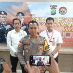 Kapolres Bintan AKBP Tidar Wulung Dahono memimpin konferensi pers capaian kerja akhir tahun 2022 di kantornya, Kamis (29/12). (Ogen)-1672367188