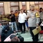 Kapolres Tanjung Balai AKBP Ahmad Yusuf Afandi (kiri) sedang mendata warga Rohingya. ((ANTARA/HO/Humas Polres Asahan))-1672195726