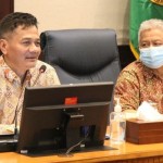 Kepala Dinas Tenaga Kerja dan Transmigrasi Jawa Barat Rahmat Taufik Garsadi (kiri). (ANTARA/HO-Humas Disnakertrans Jawa Barat)-1670234550