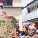 Kepala Polda Papua Irjen Pol Mathius D. Fakhiri melepas pasukan Sinterklas Polda Papua untuk membagikan bingkisan Natal. (ANTARA/Evarukdijati)-1671596919