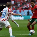 Luka Modric berduel dengan gelandang Maroko Azzedine-1671262093