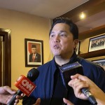 Menteri BUMN Erick Thohir menjawab pertanyaan media di Jakarta, Sabtu (3/12/2022). (ANTARA/Shofi Ayudiana)-1670130542