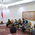 Menteri Keuangan Sri Mulyani saat melaporkan persiapan Rapat Pleno KNEKS kepada Wakil Presiden Ma’ruf Amin di Jakarta, Senin (19/12). ANTARA/HO-BPMI Setwapres-1671436306