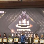 Menteri Perindustrian Agus Gumiwang Kartasasmita bersama para penerima Penghargaan Upakarti di Jakarta, Senin (19/12/2022). ANTARA/Sella Panduarsa Gareta-1671442398