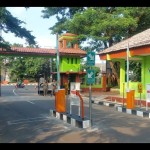 Palang pintu otomatis terpasang di pintu akses keluar dan masuk komplek perkantoran Pemerintah Kota Bekasi, Jawa Barat. (ANTARA/Pradita Kurniawan Syah).-1671595627