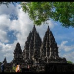 Pegunjung berwisata di Candi Prambanan, Sleman, D.I Yogyakarta, Minggu (18/12/2022). . ANTARA FOTO/Andreas Fitri Atmoko/foc. (Antara Foto/Andreas Fitri Atmoko)-1671693882