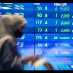 Pekerja berjalan dengan latar belakang layar pergerakan harga saham di gedung Bursa Efek Indonesia, Jakarta, Jumat (8/4/2022). ANTARA FOTO/Muhammad Adimaja/wsj/aa.-1671594863