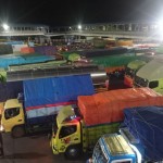 Pelabuhan Merak dipadati kendaraan truk pada H-3 Natal-1671681735
