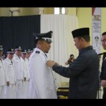 Penjabat Bupati OKU, Teddy Meilwansyah melantik 57 kepala desa terpilih di Gedung Kesenian Baturaja, Sabtu. (ANTARA/Edo Purmana/22)-1671340449