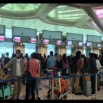 Penumpang pesawat mengantre di Bandara Internasional Yogyakarta, Kabupaten Kulon Progo, Senin (19/12/2022). ANTARA/Sutarmi-1671431379