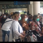 Penumpang pesawat terbang di Bandara Internasional Kualanamu Deli Serdang, pada perayaan Hari Natal Tahun 2022. (Foto:ANTARA/Munawar)-1672111791