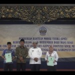 Penyerahan bantuan modal usaha kepada 172 pelaku Industri kecil menangah (IKM) di Bangkalan, Jawa Timur (ANTARA/HO-Kominfo Bangkalan)-1672286999