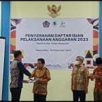 Penyerahan DIPA APBN Tahun 2023 di Kantor KPPN Putussibau wilayah Kapuas Hulu Kalimantan Barat, Jumat (16/12/2022). ANTARA (Teofilusianto Timotius)-1671345345