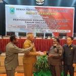 Penyerahan dokumen rencana APBD Papua Barat tahun 2023 ke DPRD Senin malam (ANTARA/Tri Adi Santoso)-1670291678