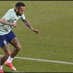 Penyerang Brazil Neymar menjalani sesi latihan di Al Arabi SC Stadium, Doha pada 4 Desember 2022. ANTARA/AFP/NELSON ALMEIDA-1670209841